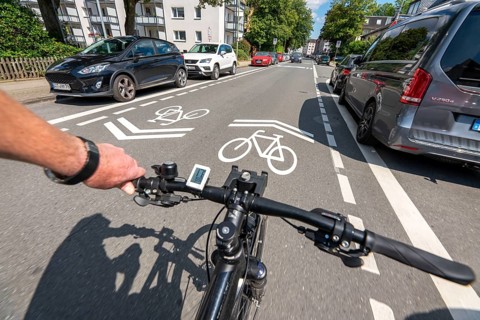 Bicycle road, cyclists have priority over car traffic, new cycle routes through Essen, here in the