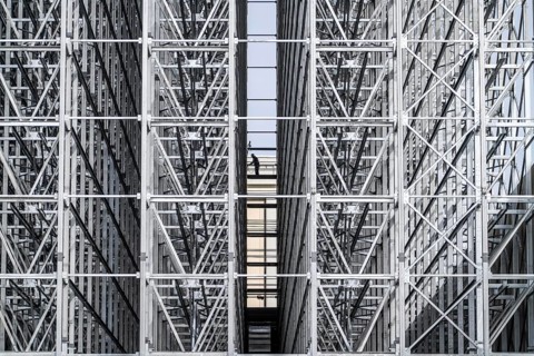 Construction of a high-bay warehouse, storage system for high space utilisation, in steel