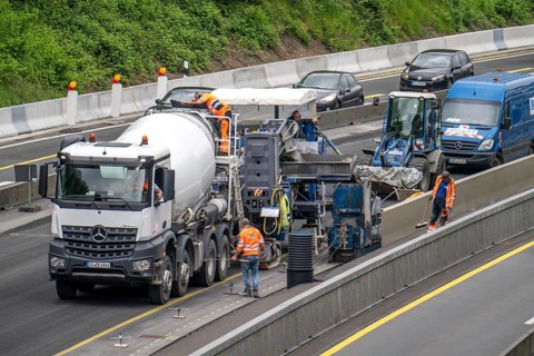 Motorway construction site on the A52 in Essen, basic renovation of the two carriageways in both