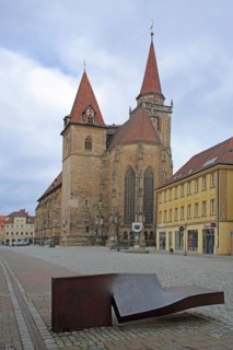 Sculpture Horizontal Development by Thomas Röthel 2004 and Martin-Luther-Platz with St. Johannis