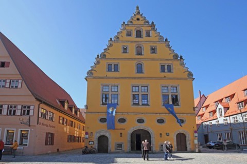 Former municipal lock-up, yellow building with tail gable, people, Dinkelsbühl, Middle Franconia,