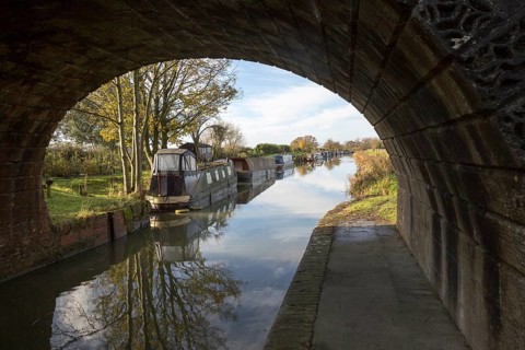 Narrowboats at Ladies bridge, Kennet and Avon canal, Wilcot, near Woodborough, Wiltshire, England,