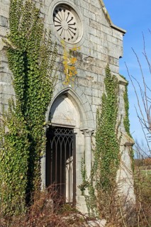 Vliegenierskapel, neglected WWI commemoration chapel for World War One aviator Paul de