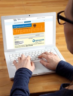 Symbolic image of organ donation register, person informs himself about the new online register for