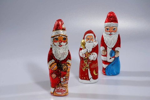 Three colourful chocolate Father Christmases, Hamburg, Hamburg, Federal Republic of Germany