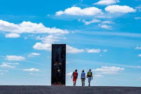 Hiker, Spaziergänger, sculpture by Richard Serra, Bramme for the Ruhr area on the Schurenbach spoil