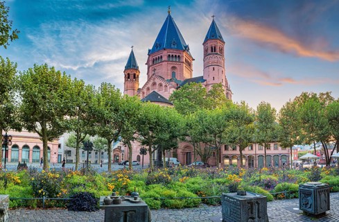 St Martin's Cathedral and Cathedral Square in Mainz, at sunset, Rhineland-Palatinate, Germany,