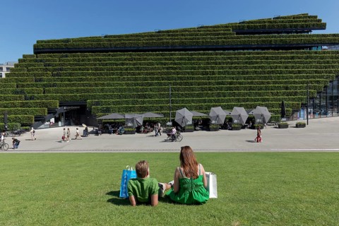 Ingenhoven Valley with sunbathing area in front of Kö-Bogen II, façade planted with 30, 000