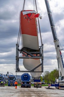 Preparation for the transport of a 68 metre long blade, a wind turbine, with a self-propelled