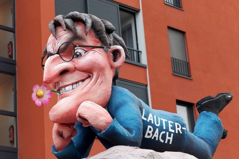 Health Minister Karl Lauterbach puts cost pressure on sick houses, papier-mâché figures, satirical