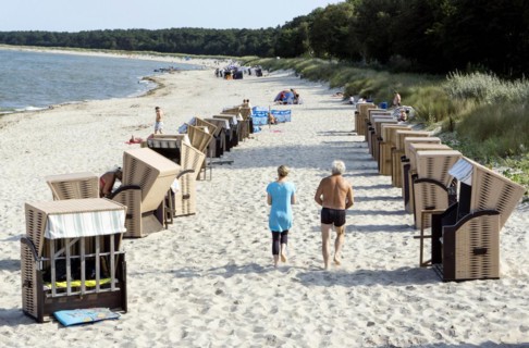 Beach visitors, beach chairs sandy beach beach of Lubmin, 12.09.2016