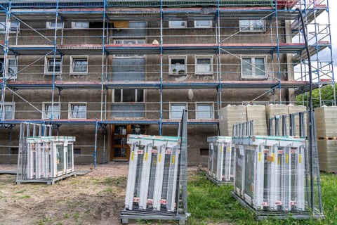 Energy-efficient refurbishment of an apartment block, thermal insulation, new windows and new roof