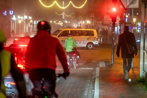 Cyclist, darkness, inner city traffic, Rüttenscheider Straße, bicycle lane, fog, autumn, winter,
