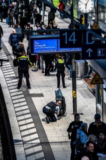 Police action at Hamburg central station, in the evening rush hour, an abandoned suitcase was