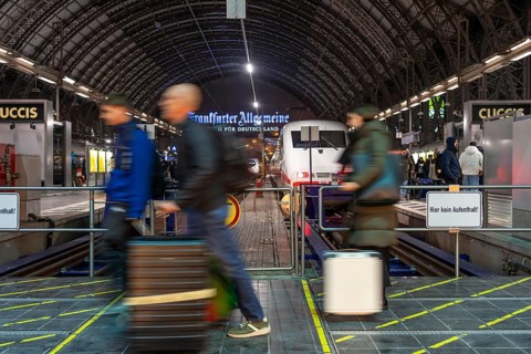 Frankfurt am Main main station, ICE train on platform, traveller, Hesse, Germany, Europe