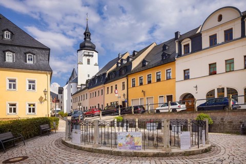 Schwarzenberg/Erzgeb. is a large district town in the Erzgebirge district of Saxony. Built in the