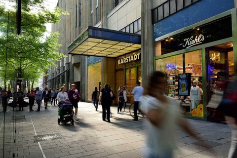 Germany, Hamburg, City, Mönckebergstraße, main shopping street, passers-by in motion, Karstadt
