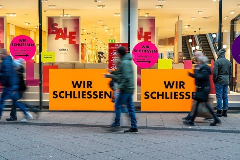 Shopping street, pedestrian zone, shoe shop closes, clearance sale, business closure, Limbacher
