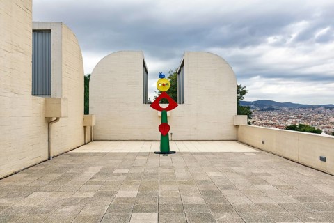Colourfully painted bronze statue on a roof terrace, La carícia d'un ocell, Museum Fundacio Joan
