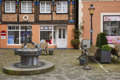 Blue Monday play fountain by artist Bonifatius Stirnberg and O2 branch at Heumarkt in Warendorf,