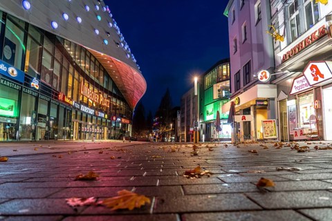 Christmas lockdown in the Corona crisis, empty shopping street, closed shops, hardly any