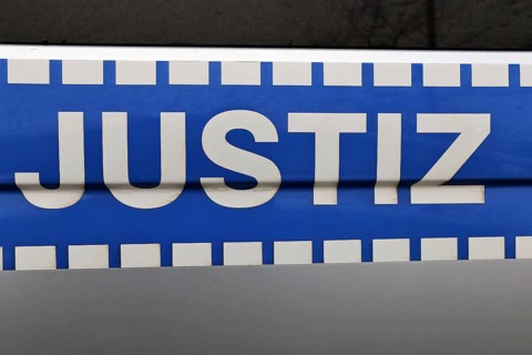 Justice lettering on the emergency vehicle of the German judicial authority