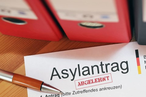 Symbolic image: Rejected asylum application form in Germany
