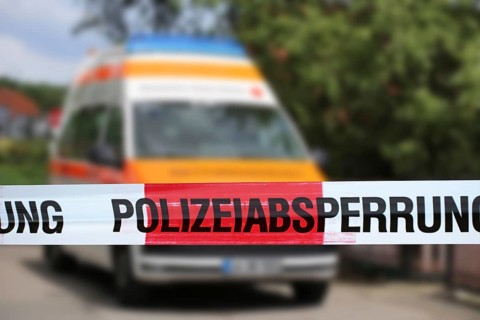 Symbolic image: Police cordon with ambulance in the background