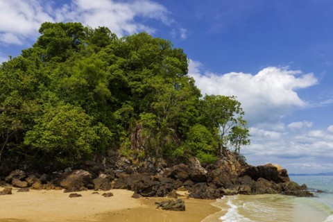 Lonely beach on Koh Yao Noi, beach holiday, beach landscape, rocks, forest, rainforest, sea, dream