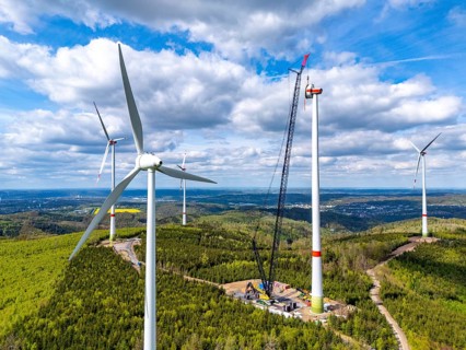 Erection of a wind turbine, wind energy plant, assembly of the ring generator, with a crawler