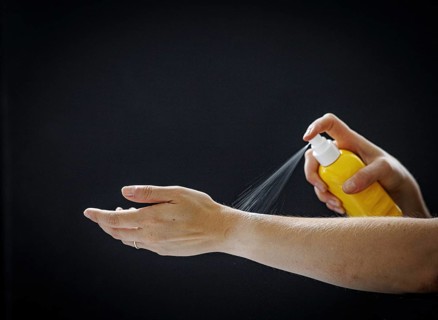 A person sprays a liquid on their arm in Berlin, 09/08/2024
