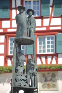 Snowball column by Gerold Jäggle with sculpture, figures by Hansjakob, detail, column, Hagnau,