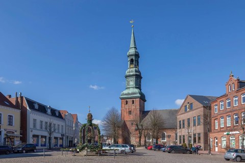 Market square with Easter fountain and St Laurentius Church, Tönning, North Friesland,