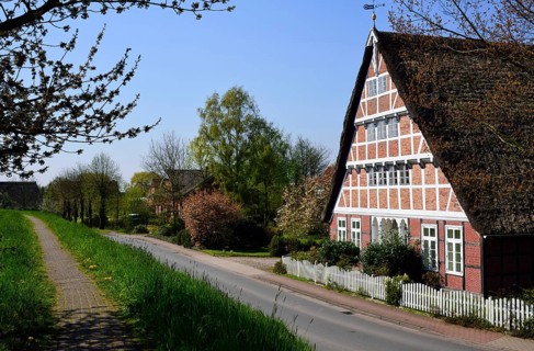 Deutschland, Niedersachsen, Steinkirchen, Bauernhaus mit Holzfachwerk