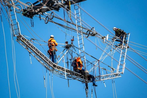 New construction of a 380 kV extra-high-voltage overhead line, with 23 pylons over a length of 7.5