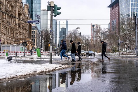 Winter in the city, Gallusanlage street, puddles, pools of water, melt water, pedestrians,