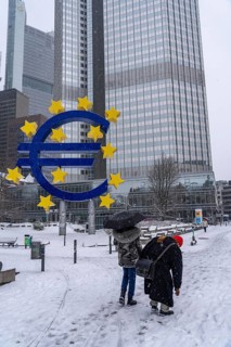Winter in Frankfurt, euro sculpture at Willy-Brandt-Platz, snow-covered, Hesse, Germany, Europe