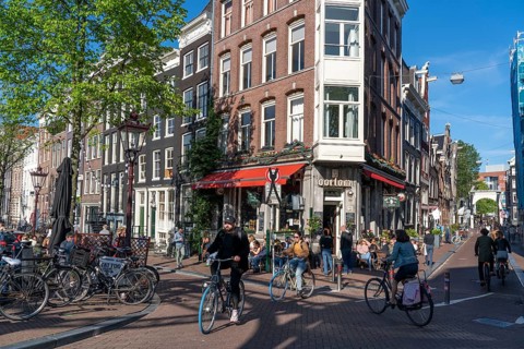 Houses on the Kloveniersburgwal canal, historic centre of Amsterdam, canal belt, café, Amsterdam,