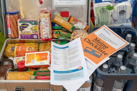 Emergency preparedness, food supply in a private household, box of long-life food, 10-day supply,