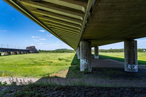 Under the motorway bridge between Duisburg-Baerl and Duisburg-Beeckerwerth, A42, over the Rhine,