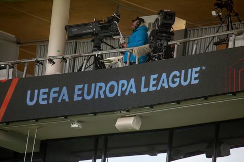Symbolic image of television broadcasts of the UEFA Europa League 2024/25: TV cameras above the