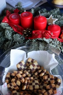 Delicious black and white biscuits made from shortcrust pastry, with an Advent arrangement in the