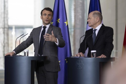 Olaf Scholz (SPD), Federal Chancellor, Emmanuel Macron, President of France, at a press conference
