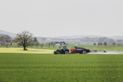 A tractor with a trailed field sprayer drives in a field in Vierkirchen, 12/04/2024