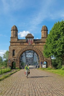 Cyclist, cycle path, Old Harburg Elbe Bridge, Harburg, Hamburg, Germany, Europe