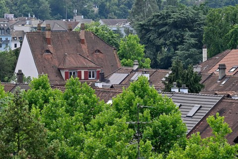 Symbol photo Apartment blocks Old flats Roofs