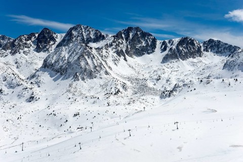 Verschneite Berge mit Skiliften unter klarem, blauem Himmel, Skigebiet, Landschaft bei El Pas de la