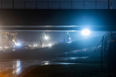 Due to an as yet unknown cause, a section of the Carola Bridge collapsed in the early hours of the