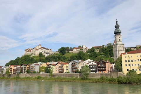 Burghausen, Panorama of the old town with river Salzach and castle, Burghausen, district of