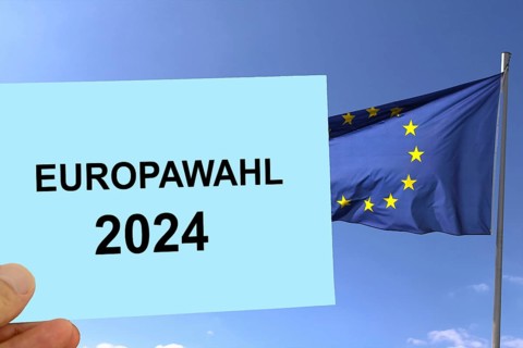 Symbolic image of the European elections: Symbolic envelope next to the flag of the European Union